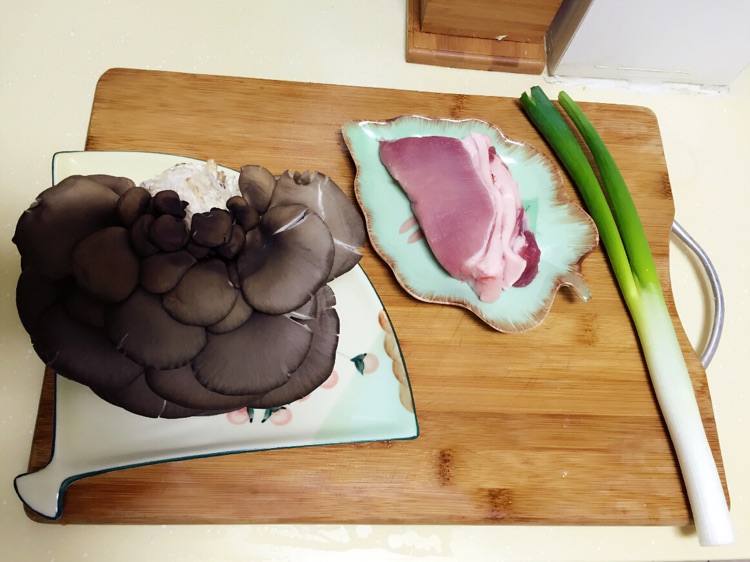 蘑菇炒肉的做法图解1