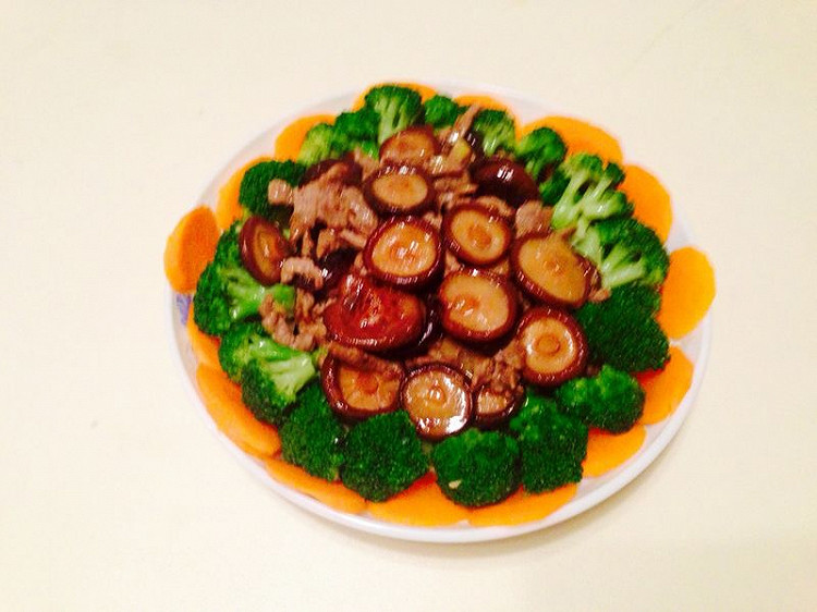牛肉香菇遇上了西兰花胡萝卜的做法