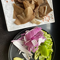 #少盐饮食 轻松生活#尖椒肚片的做法图解1