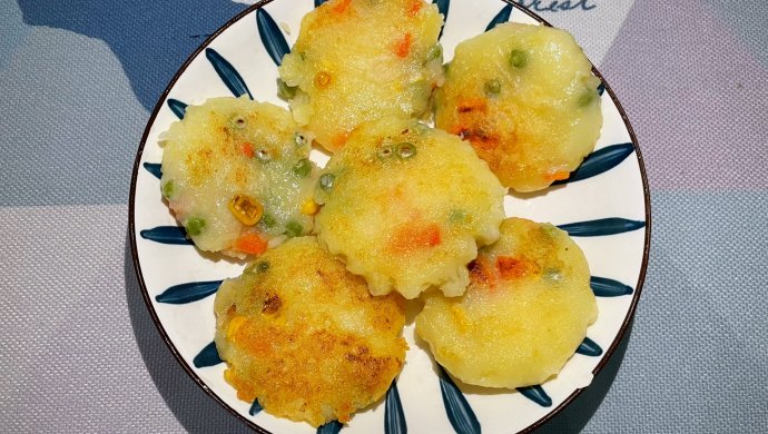 香煎胡萝卜玉米青豆粒土豆饼