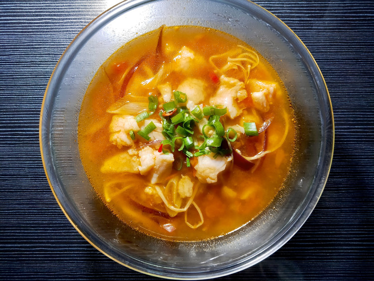 减肥必备 茄汁酸辣巴沙鱼汤的做法