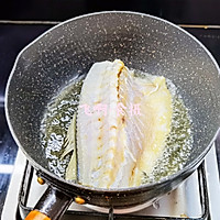干煎葱香爆腌大黄鱼段的做法图解4