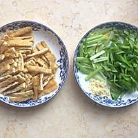 下饭菜之尖椒芹菜炒炸豆腐块#2018年我学会的一道菜#的做法图解2