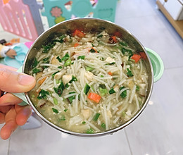 宝宝辅食：豆腐鱼肉香菇红椒空心菜汤面的做法