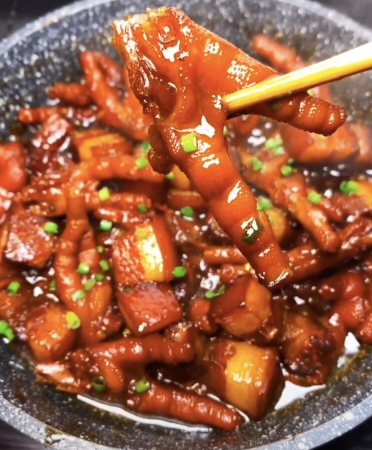 鸡爪红烧肉的做法