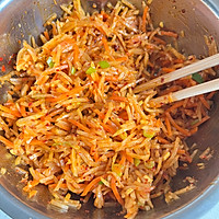 麻辣萝卜丝包子的做法图解2