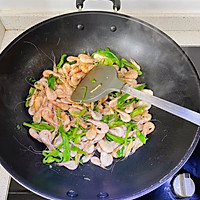 偏爱这口鲜甜：青椒炒河虾的做法图解4