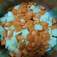 腊肠土豆焖饭的做法图解2