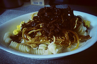 黑胡椒香菇肉酱拌面