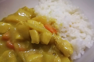 咖喱牛奶鸡肉饭～添加了牛奶苹果的咖喱饭，更好吃哦