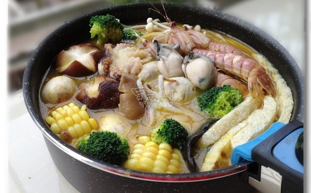 金灿灿的黄金海鲜火锅迎新年
