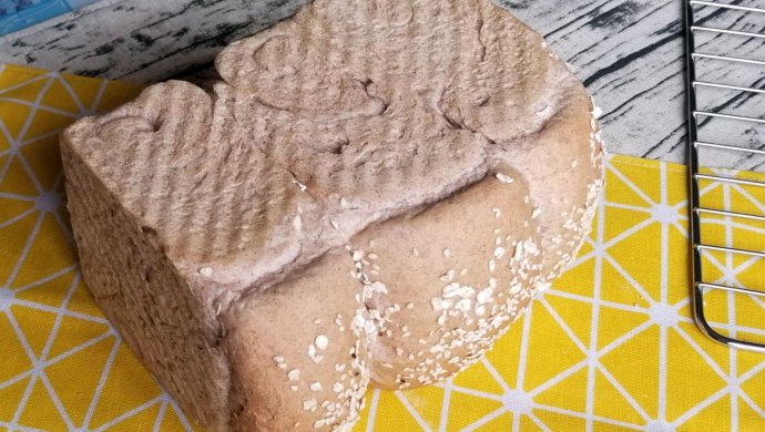 低卡健康杂粮面包：黑麦芝麻燕麦吐司