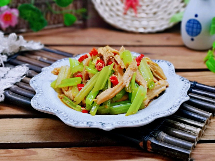 辣炒芹菜鸡胸肉的做法