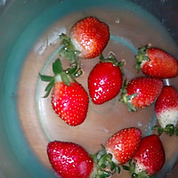 微波炉版草莓双皮奶的做法图解2