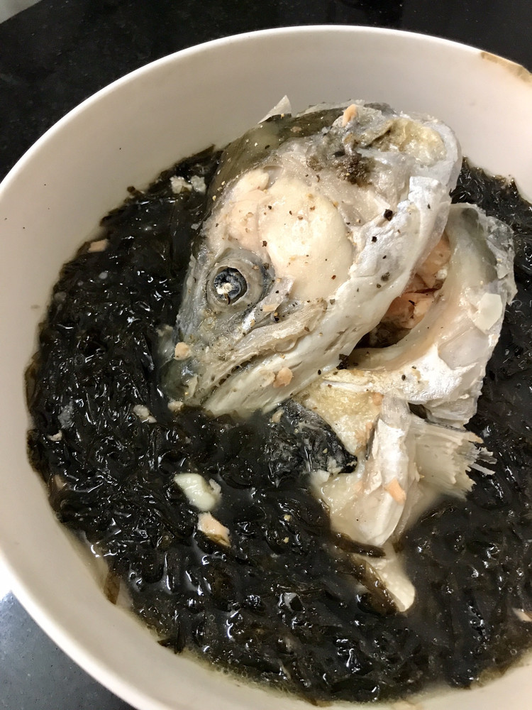 私房三文鱼头紫菜汤的做法