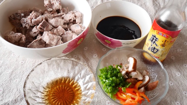 小米香菇蒸排骨#方太一代蒸传#的做法图解2