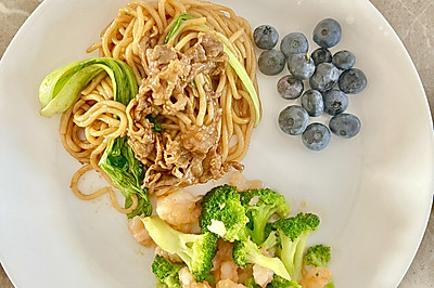 一年级小豆包简易早餐-牛肉炒面