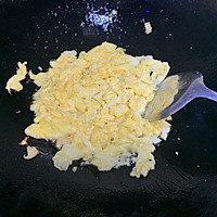 木耳西芹胡萝卜炒鸡蛋的做法图解3