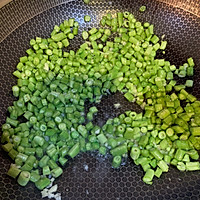 炒豆角松的做法图解2