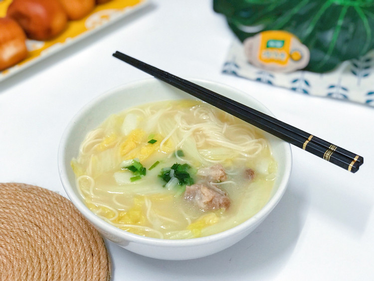 一个宝搞定一锅青菜素面喝出鸡汤味道的做法