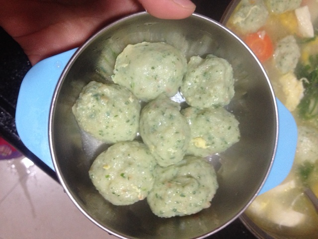 香菜虾丸子胡萝卜豆腐汤的做法图解7
