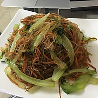 胡萝卜生菜炒米粉的做法图解1