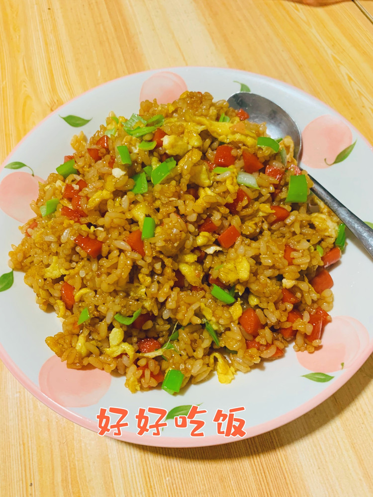 火腿鸡蛋酱油炒饭的做法