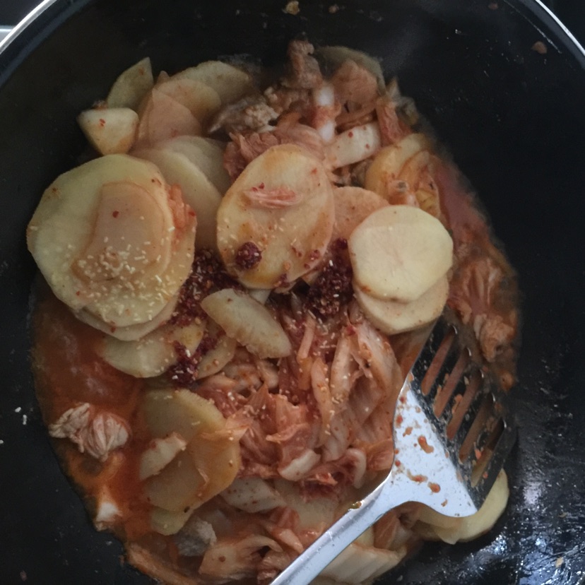 辣白菜五花肉炖土豆的做法图解10