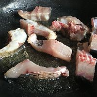 啤酒闷烧草鱼块的做法图解3