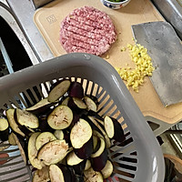 简易版肉末茄子（山姆会员店牛肉饼制作）的做法图解1