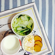 【健身餐】赏心悦目吃早餐（包菜+青菜+煎鸡蛋+蒸红薯+牛奶）