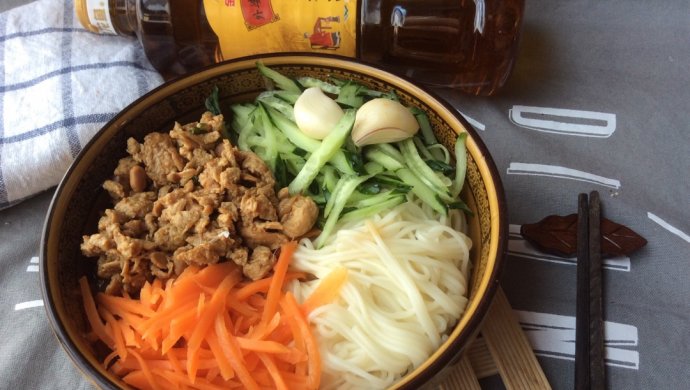 鸡蛋炸酱面