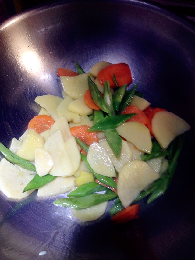 素炒土豆豆角（家常菜）的做法图解2
