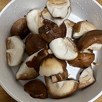 牛腩焖香菇的做法图解1