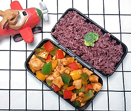 爱心便当盒饭10 健康紫米饭+三彩鸡胸肉丁的做法