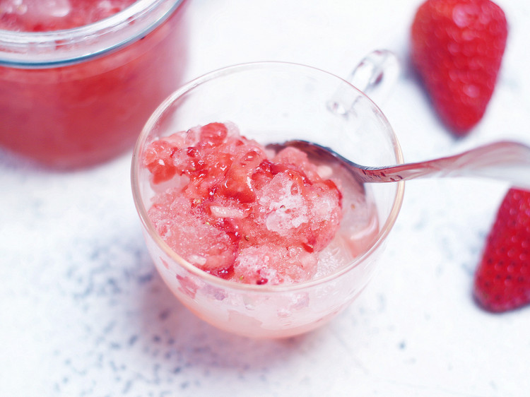 简单清爽，草莓沙冰的做法