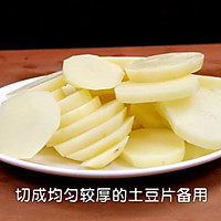 香喷喷的【孜然牛肉土豆片】 的做法图解1