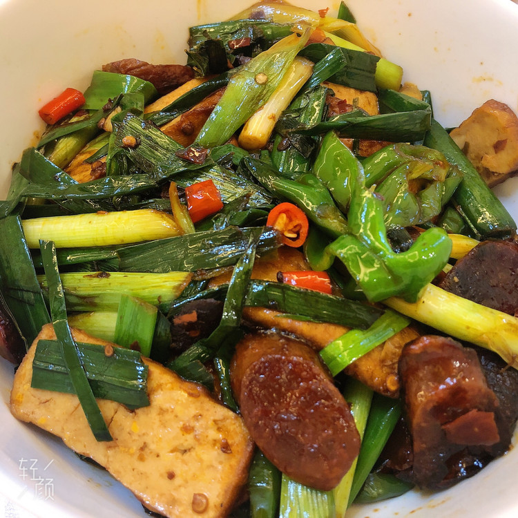 重口味福音 | 超下饭的蒜苗豆干炒腊肠的做法