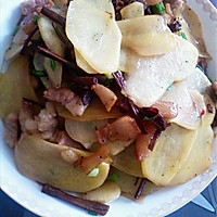 土豆干煸茶树菇的做法图解1