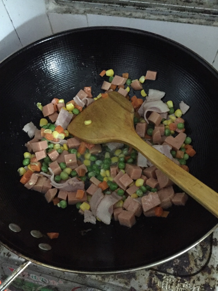 黄金蛋炒饭的做法图解2