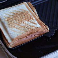 #今天吃什么#元气早餐 | 甜咸兼备的肉松豆沙年糕三明治的做法图解5