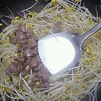 豆芽炒肉#舌尖上的春宴#的做法图解4