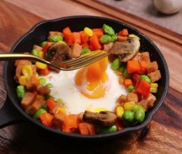 蔬菜火腿太阳蛋 | 一吃就上瘾的懒人早餐的做法