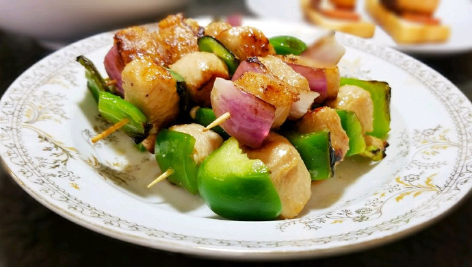 不用火烤:青椒鸡肉串、洋葱三文鱼串拼盘