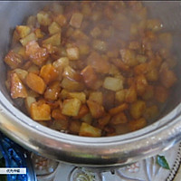 山芋土豆香肠焖饭的做法图解7
