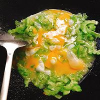 蒜蓉苦瓜炒鸡蛋，清热小菜的做法图解4