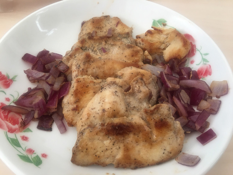 减肥餐，煎黑胡椒鸡胸肉的做法