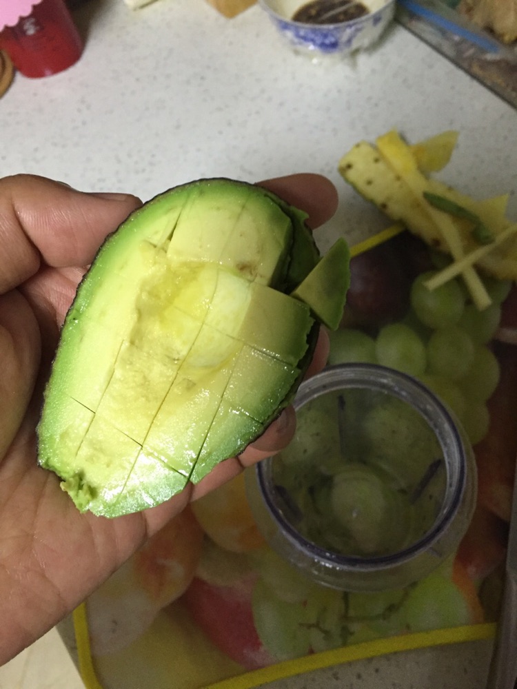 香蕉牛油果奶昔的做法图解2