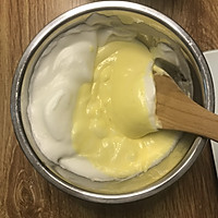 软绵轻甜的双莓酸奶蛋糕的做法图解6