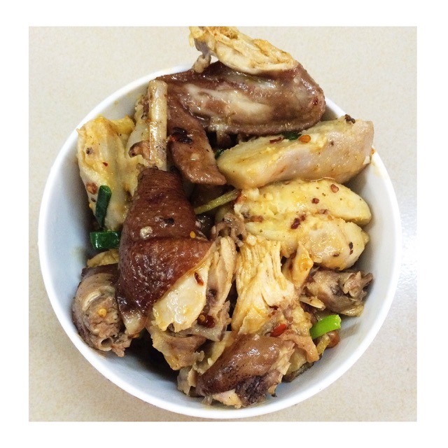 芋头闷鸡肉的做法图解1